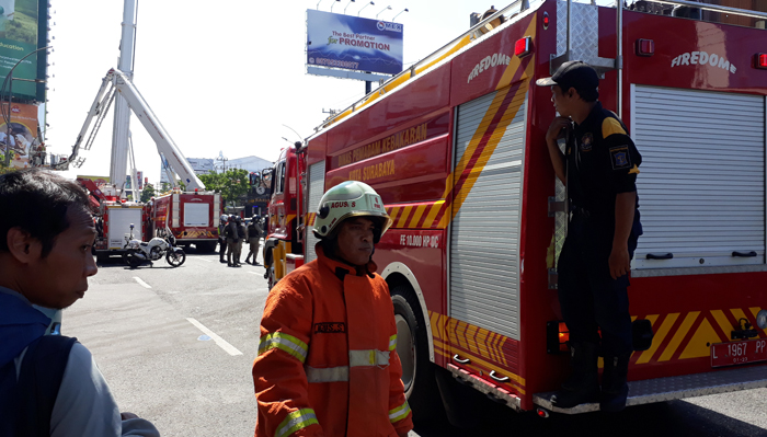 Lantai 13 Tunjungan Plaza Berasap, Pemadam Sibuk Cari Sumber Api