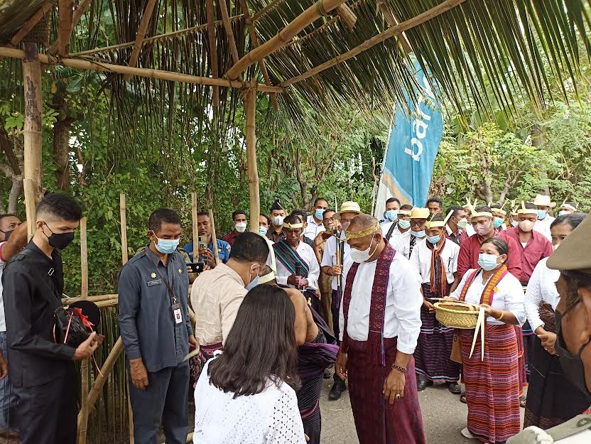 Penjabat Bupati Lembata Diserahi Parang dan Tombak Dari Thomas Ola Langoday