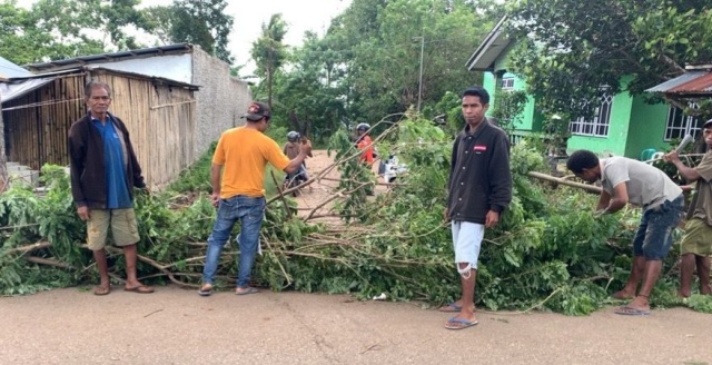 Protes Jalan Tak Kunjung Dikerjakan, Warga Nunumeu Timor Tengah Selatan Tutup Akses Jalan