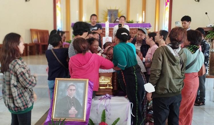Mgr Michael Angkur Dimakamkan di Depok, Jenazah Diterbangkan dari Labuan Bajo Besok