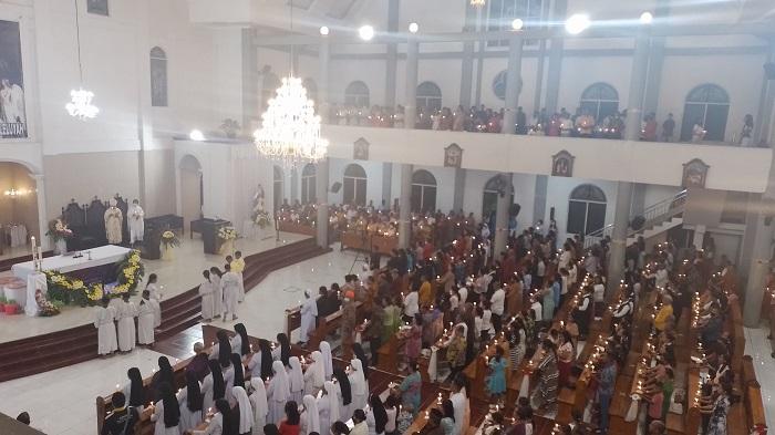 umat-mengikuti-perayaan-misa-Sabtu-Alleluya-di-Gereja-Santa-Familia-Sikumana-Kupang.jpg