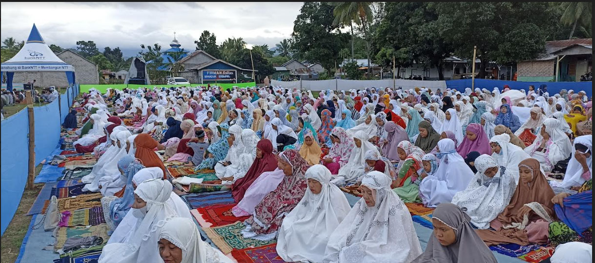 umat-muslim-di-manggarai-timur-sedang-mengikuti-sholat.jpg