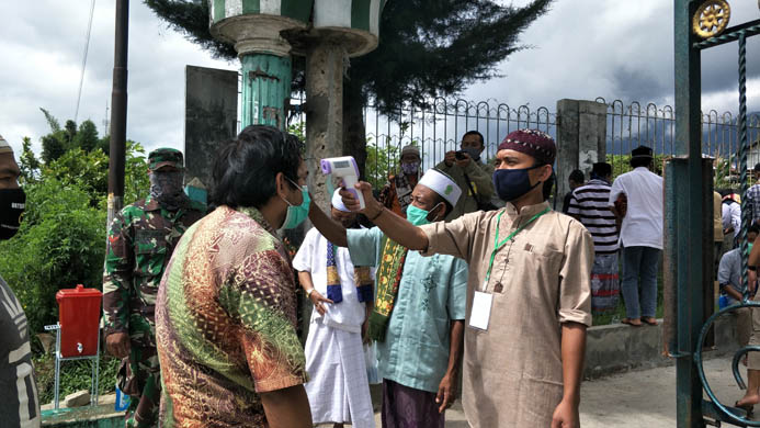 umat-muslim-manggarai-mulai-sholat-jumat-di-mesjid.jpg