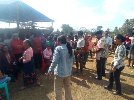 Calon Bupati Umbu S. Samapaty Coblos di TPS 01 Kabondok, Makatakeri Sumba Tengah