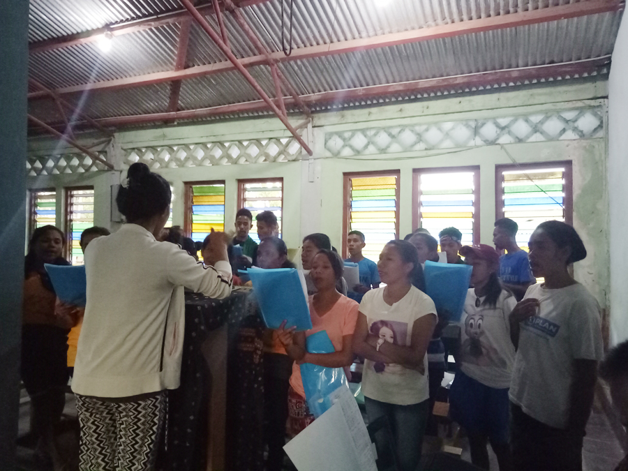 Mantap Mahasiswa KKN Uniflor Ende akan Tanggung Koor Saat Misa Hari Minggu