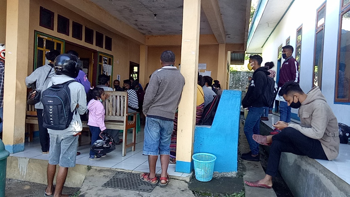 Urus Dokumen Kependudukan, Warga Antre di Kantor Dukcapil Ngada