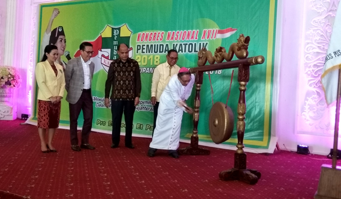 uskup-agung-kupang-mgr-petrus-turang-saat-memukul-gong.jpg