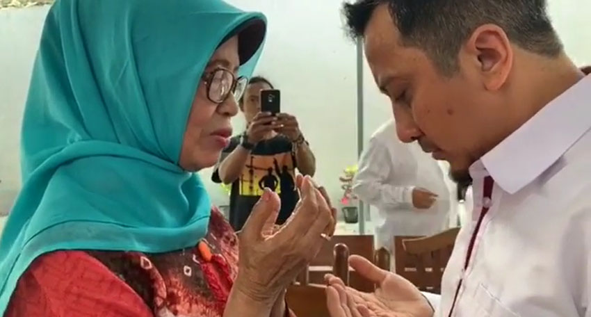 Momen Ustadz Yusuf Mansur Minta Didoakan Eyang Sujiatmi Notomiharjo, Menangis di Depan Ibunda Jokowi