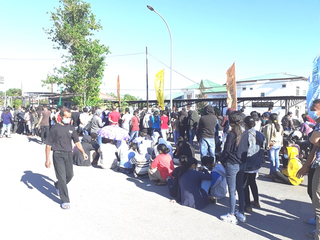 Vaksinasi Massal di Kantor Kejati NTT, Warga Rela Antrian dan Duduk di Aspal, Begini Suasananya