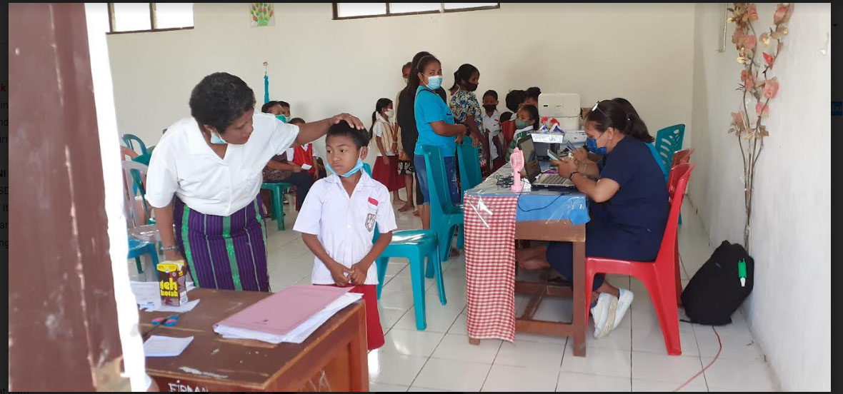Didampingi Orang Tua, Ratusan Anak SD Inpres Weesake Sumba Barat Terima Suntikan Vaksin II