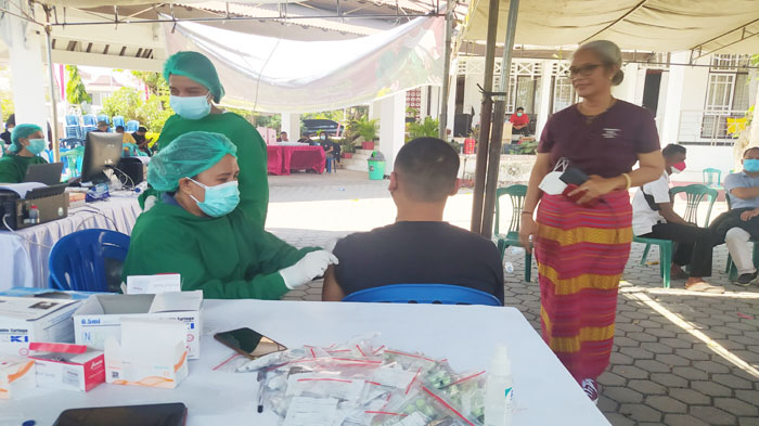 vaksinasi-menyenangkan-di-rumah-jabatan-ketua-dprd-ntt.jpg