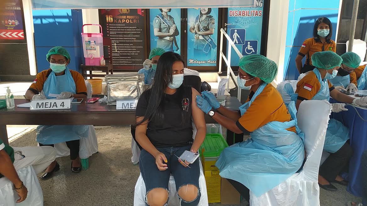 vaksinator-biddokes-polda-ntt-dalam-program-vaksin-di-dirlantas-polda-ntt.jpg