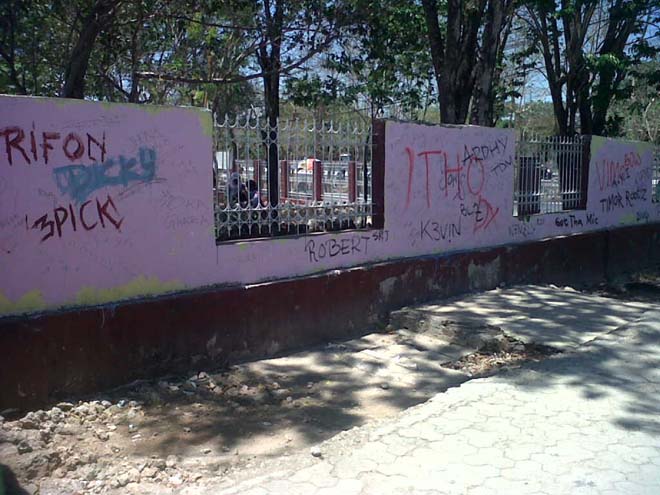 Hari Buruh Internasional, Peserta Aksi Vandalisme, Corat-coret Separator Transjakarta