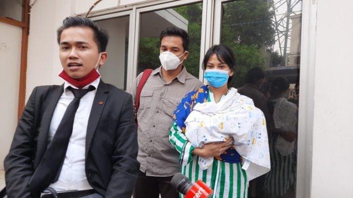 ARTIS TERJERAT NARKOBA: Vanessa Bawa Bayi ke Pengadilan