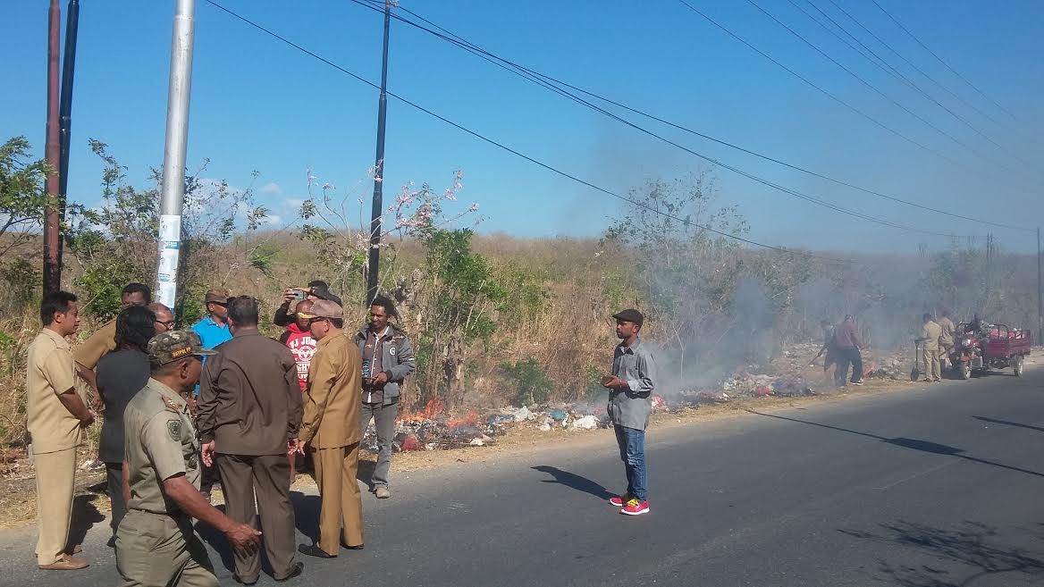 Wabup Kupang Prihatin Sampah Medis dan Sisa Makanan Warung di Jalur Bukit Cinta
