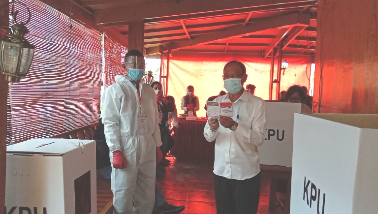 Datang Bersama Istri dan Anak Coblos di TPS 01 Mbaumuku, Ini Harapan Wabup Victor