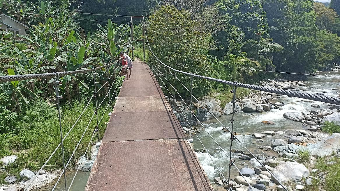 Jembatan Gantung Swepoi Sika Jadi Tempat Pose Pengunjung