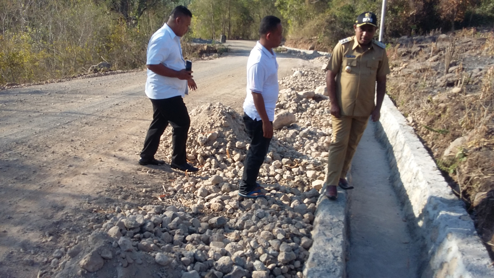 Masyarakat Sambut Gembira Saat Ruas Jalan Tobilota-Waiwerang Dihotmix