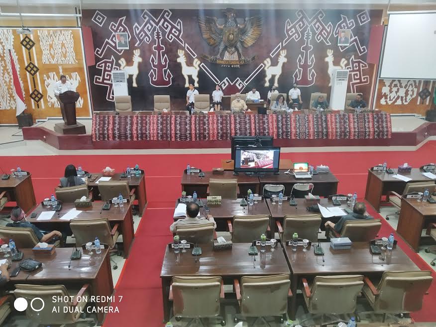 Wagub NTT & Sekda Ben P. Maing Bacakan Tanggapan Gubernur di Sidang Paripurna Penyertaan Modal BUMD