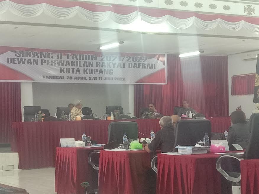 wakil-wali-kota-kupang-hermanus-man-kiri-saat-menghadiri-sidang-dprd-kota-kupang.jpg