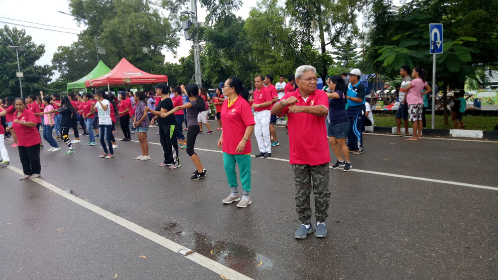 Wah, Benarkah Wakil Walikota Kupang Bareng Istri Goyang Zumba? Deretan Pose ini Buktinya!