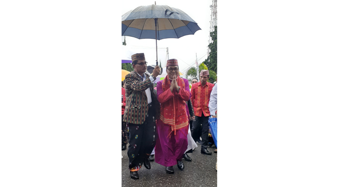 walaupun-hujan-umat-berjubel-sambut-kedatangan-uskup-sipri-di-ruteng.jpg