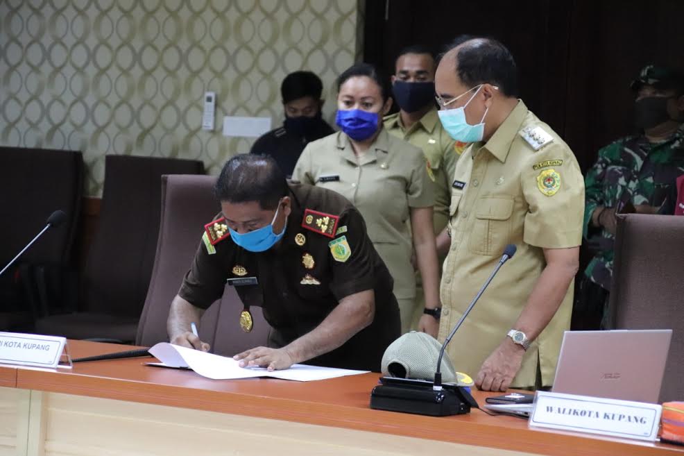 wali-kota-kupang-jefri-riwu-kore-hadir-dalam-penandatangan.jpg