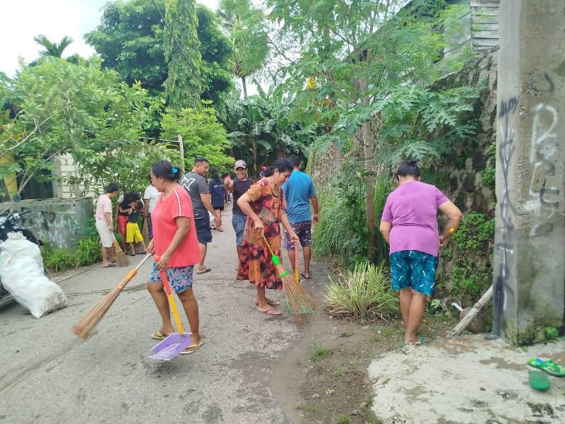 warga-Oesapa-Barat-bersihka-lingkungan.jpg