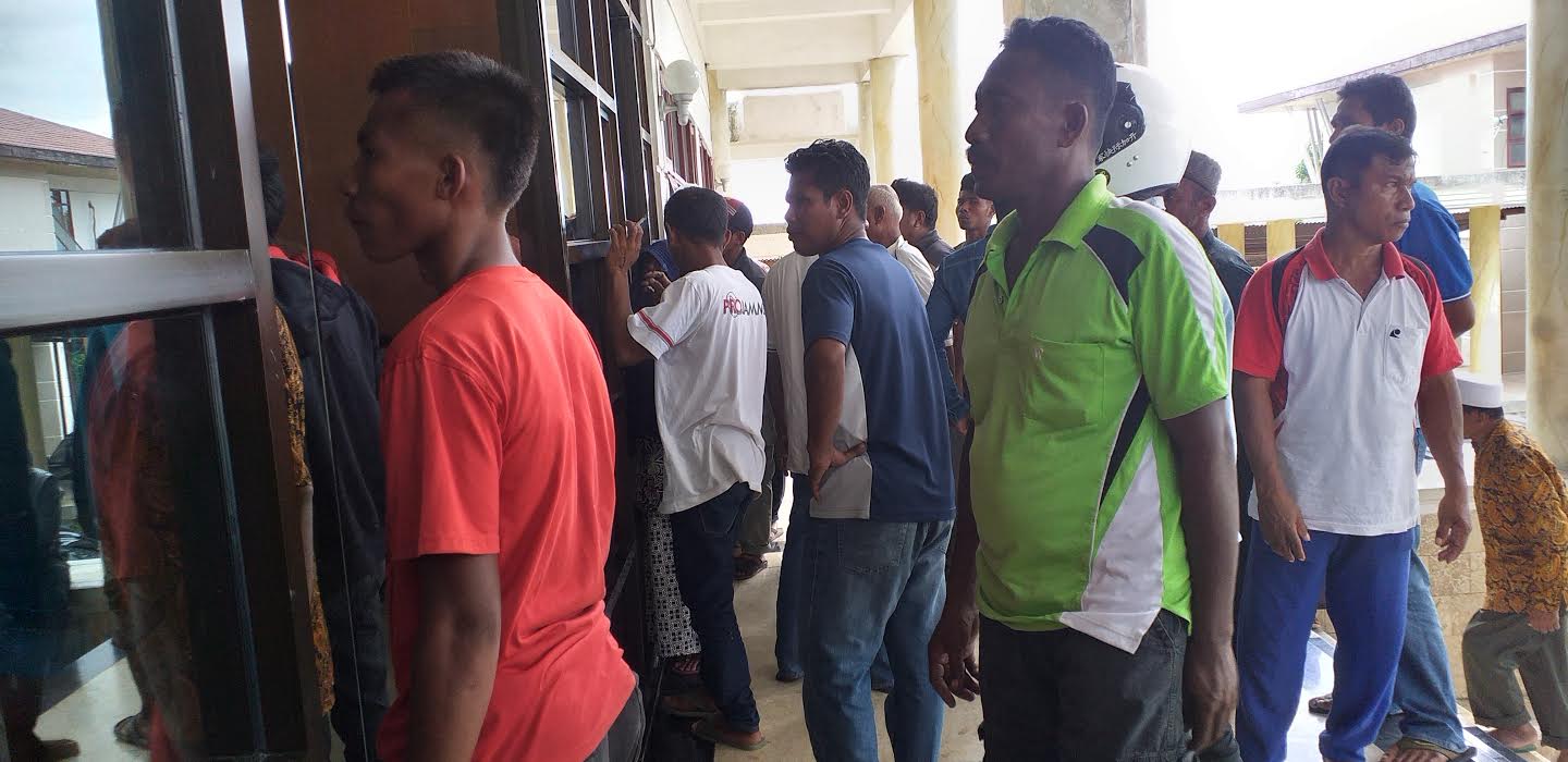 Warga Aejeti Ngamuk Di Kantor Bupati Ende