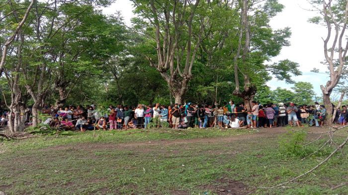 Tersangka RB Reka Adegan Gali Lubang di Penkase, Warga Padati TKP