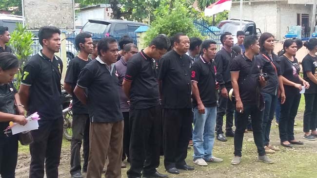 Warga Berkostum Hitam Serbu Panwas Sumba Barat, Ada Apa?