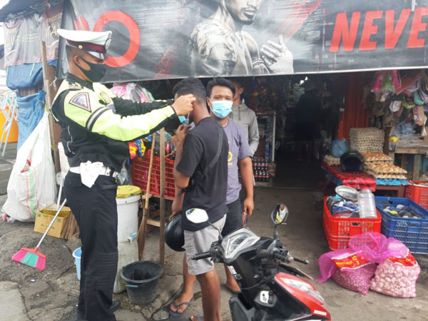 warga-bersyukur-dapat-masker-gratis-dari-polisi.jpg