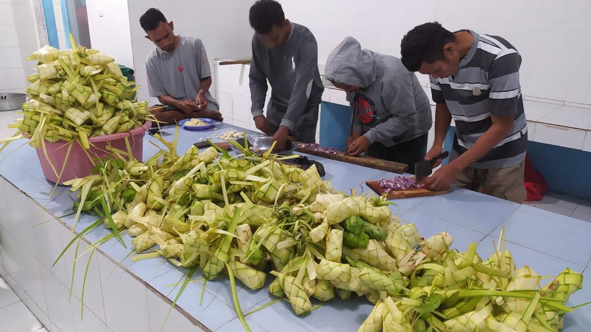 Sambut Idul Adha 2023, Warga Binaan Lapas Kalabahi Alor Buat Ketupat