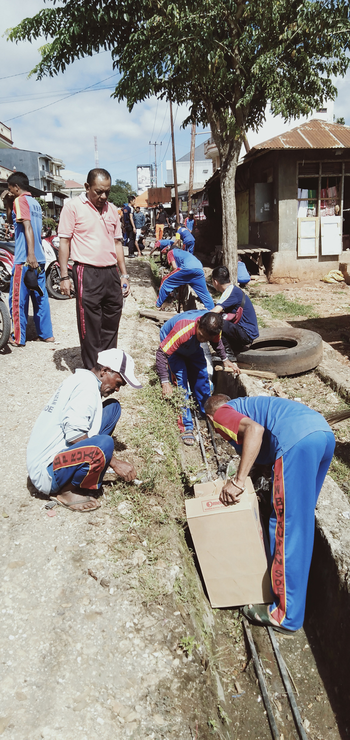 Di Kabupaten TTS- Warga Binaan Rutan Soe Bersihkan Sampah ci Pasar Inpres