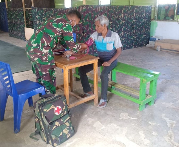 Warga Datang Berobat ke Pos TNI di Perbatasan