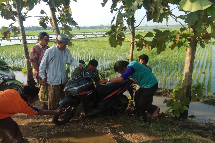 Warga Geger, Dua Sepeda Motor Misterius Tanpa Pelat Ditemukan di Sawah, Viral di Media Sosial