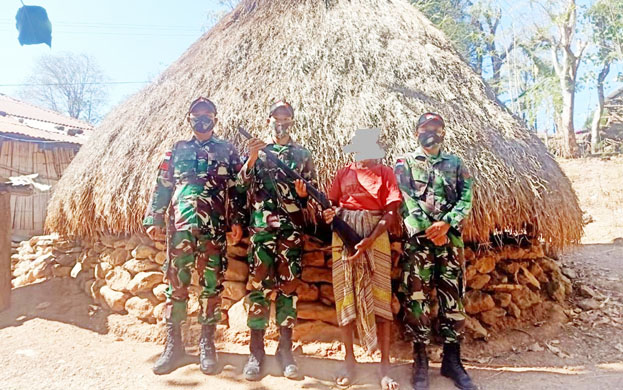 Warga Inbate Sukarela Serahkan Senpi Springfield kepada TNI