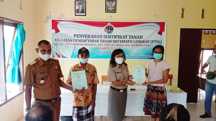 Warga Kolhua Terima Sertifikat Tanah Program PTSL dari BPN Kota Kupang