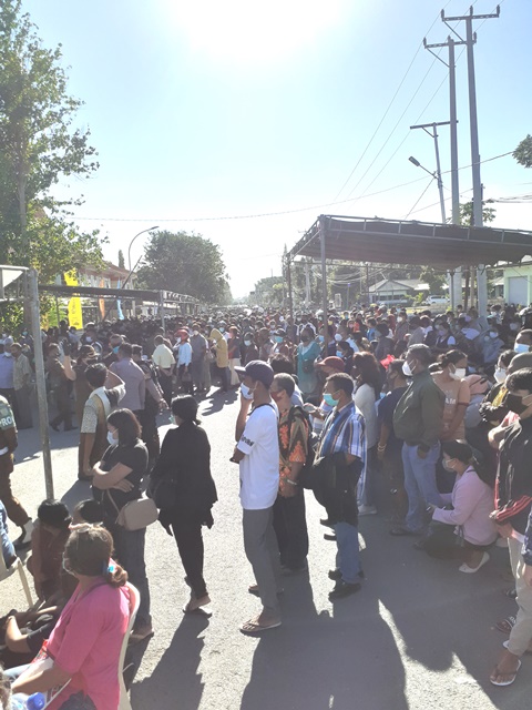 Cegah Sebaran Virus, Warga Kota Kupang Antre dan Membludak Ikut Antrian Vaksin di Kantor Kejati NTT