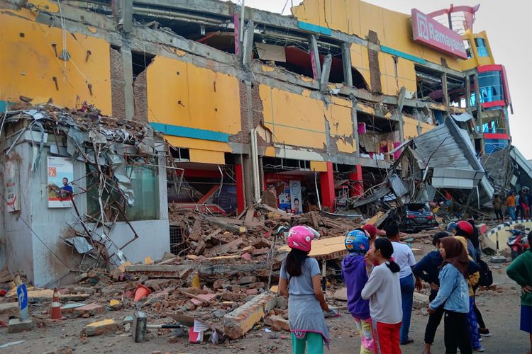warga-melihat-bangunan-pusat-perbelanjaan-yang-ambruk-akibat-gempa-di-palu-sulawesi-tengah_20180929_164338.jpg
