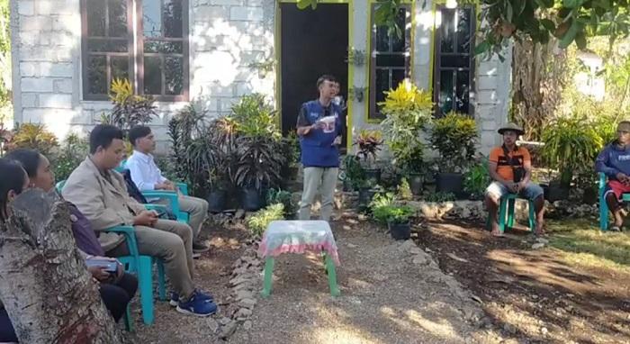 warga-mendengarkan-sosialisasi-implementasi-teknologi-wolbachia.jpg