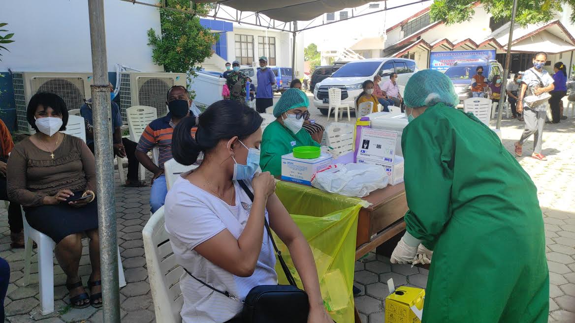warga-menerima-suntikan-vaksin.jpg
