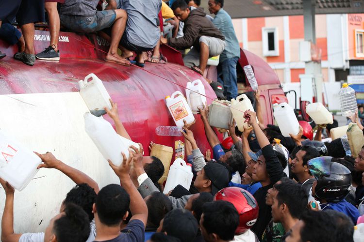 warga-menjarah-baan-bakar-minyak-di-spbu-jalan-imam-bonjo-kota-palu-sulawesi-tengah_20180930_102006.jpg