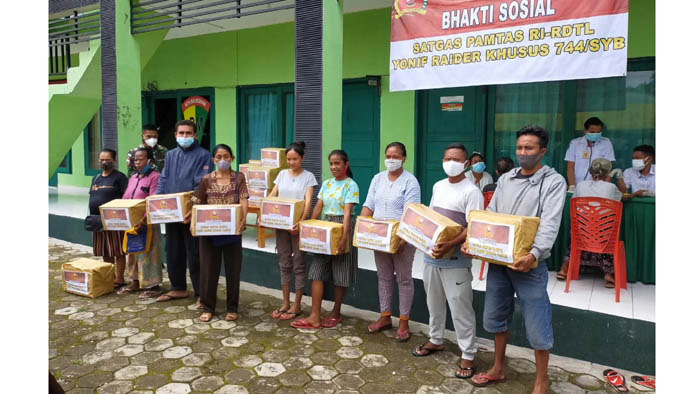 Warga Perbatasan Dapat Bingkisan dari Satgas Yonif RK 744