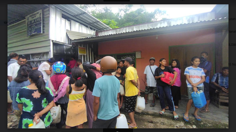 Minyak Tanah Langka, Warga Labuan Bajo Rela Antre Berjam-jam