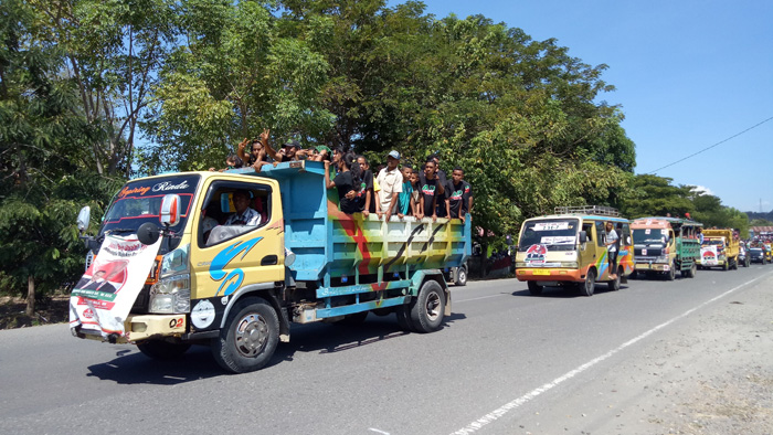 Pendukung Paket YES Rela Naik Dump Truk Ikut Kampanye Terbuka