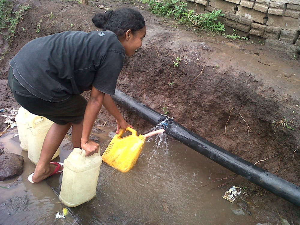 Warga Desa Bangka Borong Manfaatkan Air Keluar dari Pipa Bocor