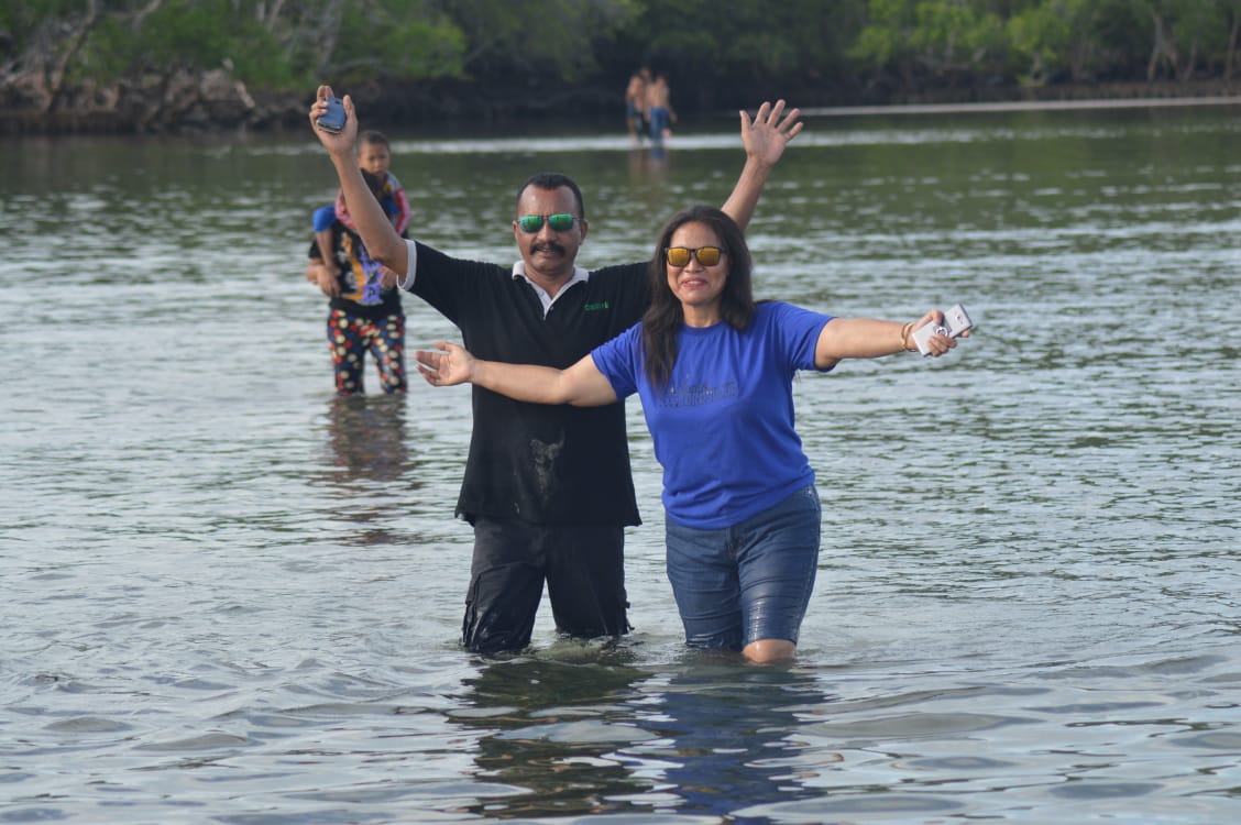 TRIBUNWIKI: Keheningan di Taman Wisata Alam 17 Pulau Riung. Intip Keluarga Ini Nikmati Liburan