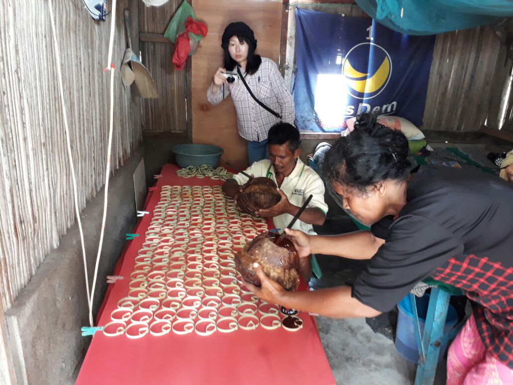 Tidak Hanya Menikmati Alam Sumba Timur, Wisatawan Jepang juga Belajar Buat Kue Cucur