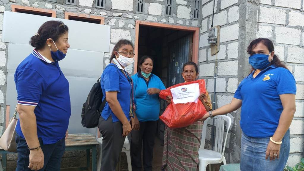 Ini Yang Dilakukan DPD WKRI NTT dan Pemuda Katolik Bagi Warga Terkena Dampak Covid-19